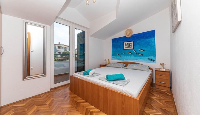 Nice apartment in Okrug Donji with WiFi