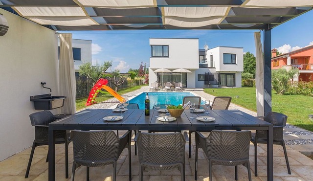 Stunning private villa with WIFI, A/C, private pool, hot tub, TV, patio, panoramic view, parking