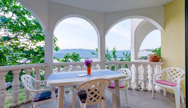 Apartment Sea Star - Three-Bedroom Apartment with Pool and Sea View in Mastrinka