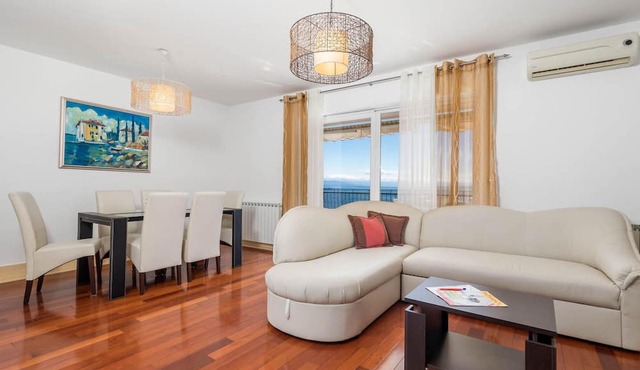 Beach front apartment in Icici with WiFi