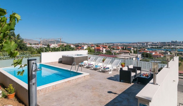 Nice apartment in Solin with swimming pool