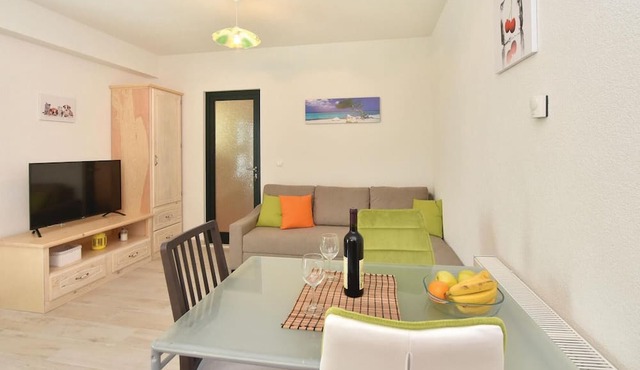 Cozy apartment in Seget Donji