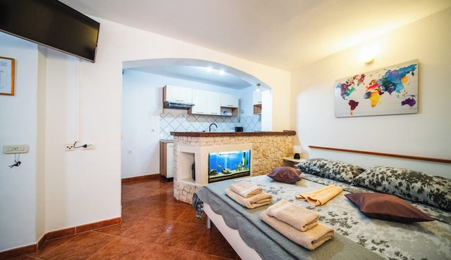 M & J Central Suites
