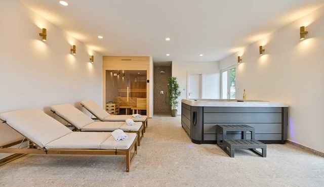 LUXURY * APARTMENT 2 BEDROOMS, 2 BATHROOMS WITH WHIRLPOOL AND SAUNA in Seget Vranjica