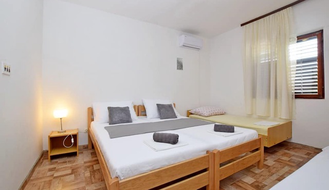 Apartment and Rooms Mila