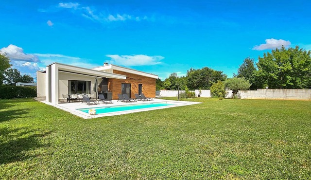 Gorgeous home in Zminj