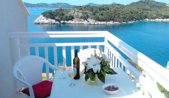 Wohnung "Ela" mit Blick auf das Wasser by Interhome