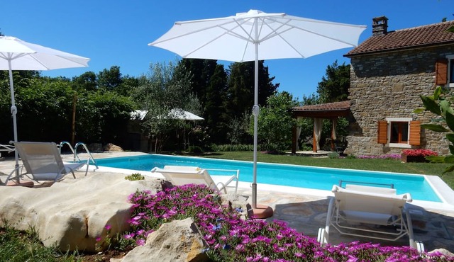 mit privatem Pool by Interhome