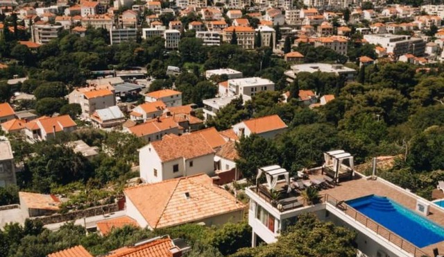 Three Bedroom Apartment with Balcony in Dubrovnik