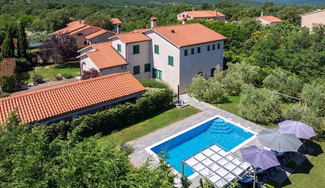 Holiday House OLIVE GROVE with pool and garden