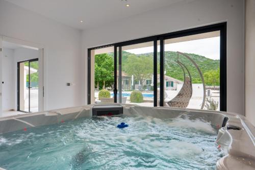 Wellnes Villa Silentio With Pool in Duge Njive