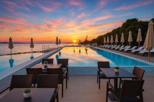 Sunny Resort apartment 121 with private beach access in Petrcane