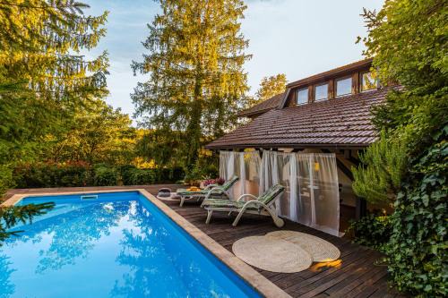 Villa Art Vita - Private Pool, Sauna & River Access