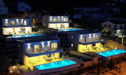 Luxury Blue Villas Vis in Vis