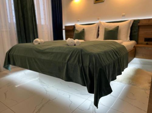 La Luna Premium Deluxe Apartment with Pool & Jacuzzi, Bikes and Secured Parking